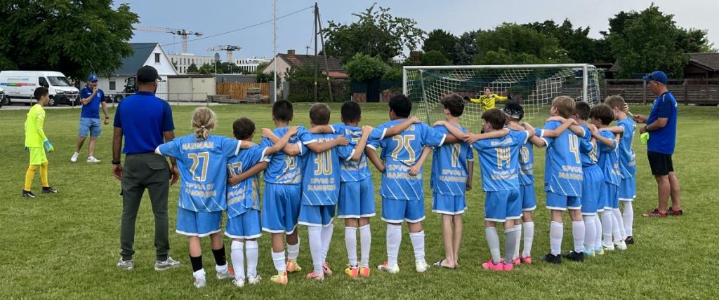 Unsere E-Jugend fiebert beim entscheidenden Elfmeter mit.