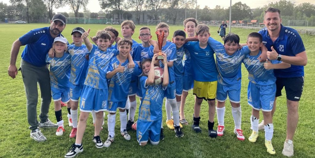 Unsere E-Jugend feiert ihren 3. Platz beim Eastsite-Cup 2025.