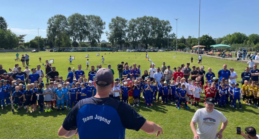 EC2025 Medaillienvergabe Bambini Ein echter 07er-Moment: Mit Herz und Engagement verleiht Karsten Sternickel den Bambini-Spielern ihre Medaillen.