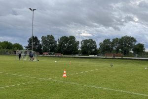 Die Vorbereitungen zum Eastsite-Cup: Spielfelder einzeichnen.