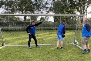 Die Vorbereitungen zum Eastsite-Cup: Tore aufstellen und Tornetze prüfen.