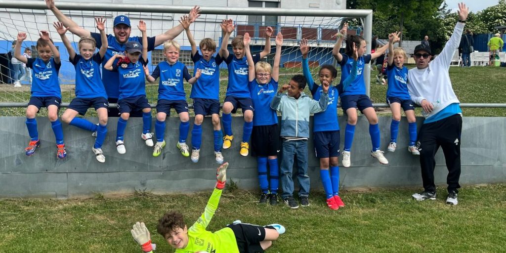 F2 Saisonabschluss: Unsere Mannschaft mit Trainer und Betreuer.