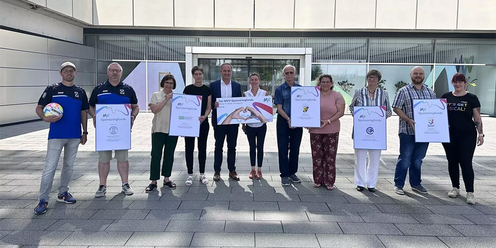 Pressefoto: Unsere beiden Geschäftsführer Norman Juling und Thomas Walter nehmen den Preis entgegen (Foto: MVV)